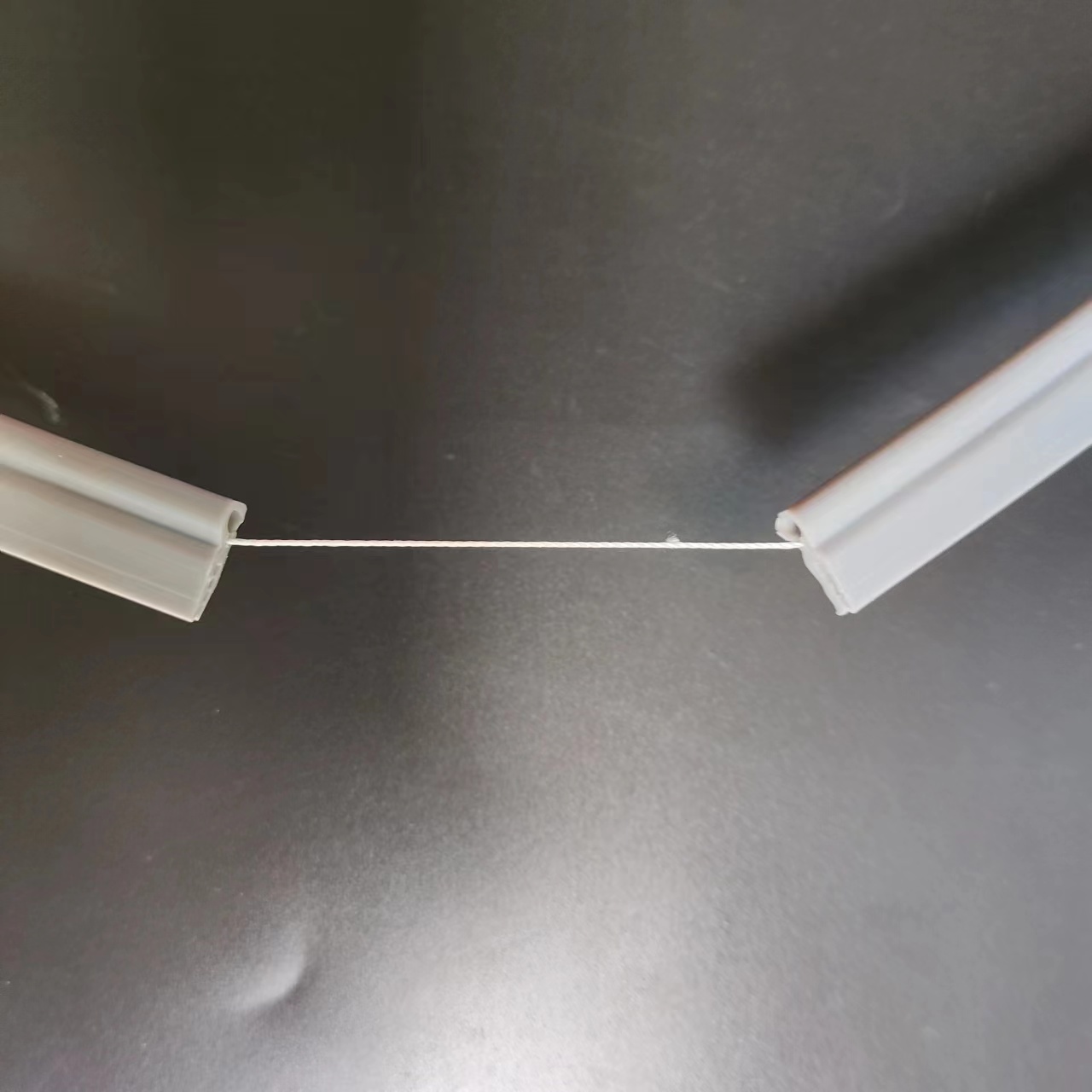 嶸（róng）牌抗拉伸耐候矽膠條：以＞80%強度保持率，破解日曬脆化斷裂難題